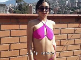 Lily_snack